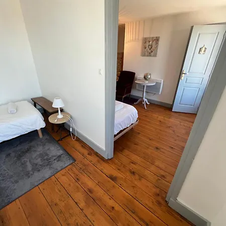 La Maison Du Voyage Homestay *